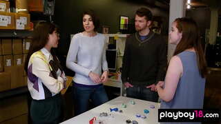 Amateur foursome irrumabo cum gallus esurientes MILF mulierculae communicant