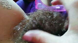 Amaterski djevojka s dlakavog njom maca masturbira ispred ogledala