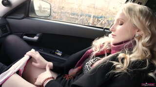 Ուսանողուհի բարձրաձայն գոռում է, երբ մի տղամարդ, հետո մի տարի առաջ իր փիսիկ.