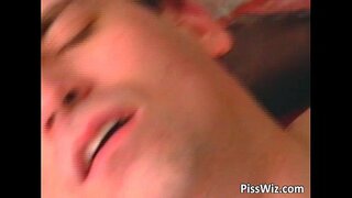 Dojrzała blondynka dziwka ssie fiuta i dostaje