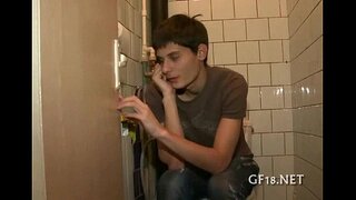 Noi assegut i mirant