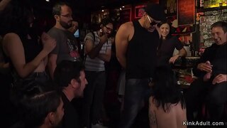 اليورو سمراء العبد في حانة إلى لعق ومص زب