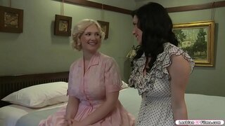 Busty sarışın ziyarətə gəlir onun girlfriend брюнетку və danışmağa başlayırlar miqdarda öz сисек.Bundan sonra onlar həyəcanlı və öpməyə başlayır bir-birimizi.Bundan sonra onun girlfriend sucks onun tits və licks onun pussy.Cavab edir və eyni ilə onun girlfriend.