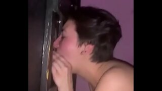 Glory hole Děvka polyká více zatížení