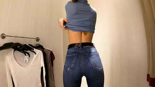 Qoyil! Kichik tits t-ko&#039;ylak va bluzkalar, davlat echinish xonasida 4K 60fps xosil bilan issiq qiz