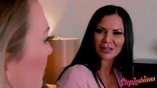 Stepmom Покажува Ќерка Како Да Се Лезбејка Секс