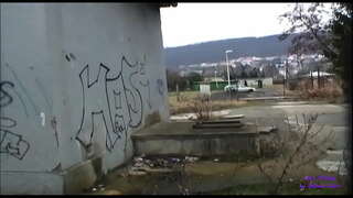 Dievča je veľmi nadržaný a ona chce do prdele hneď aj na ulici